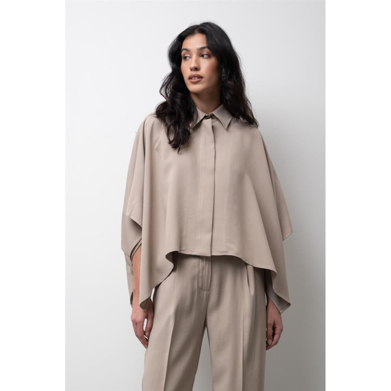 Chaqueta corta tipo capa