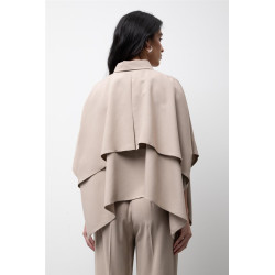 Chaqueta corta tipo capa