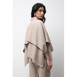 Chaqueta corta tipo capa